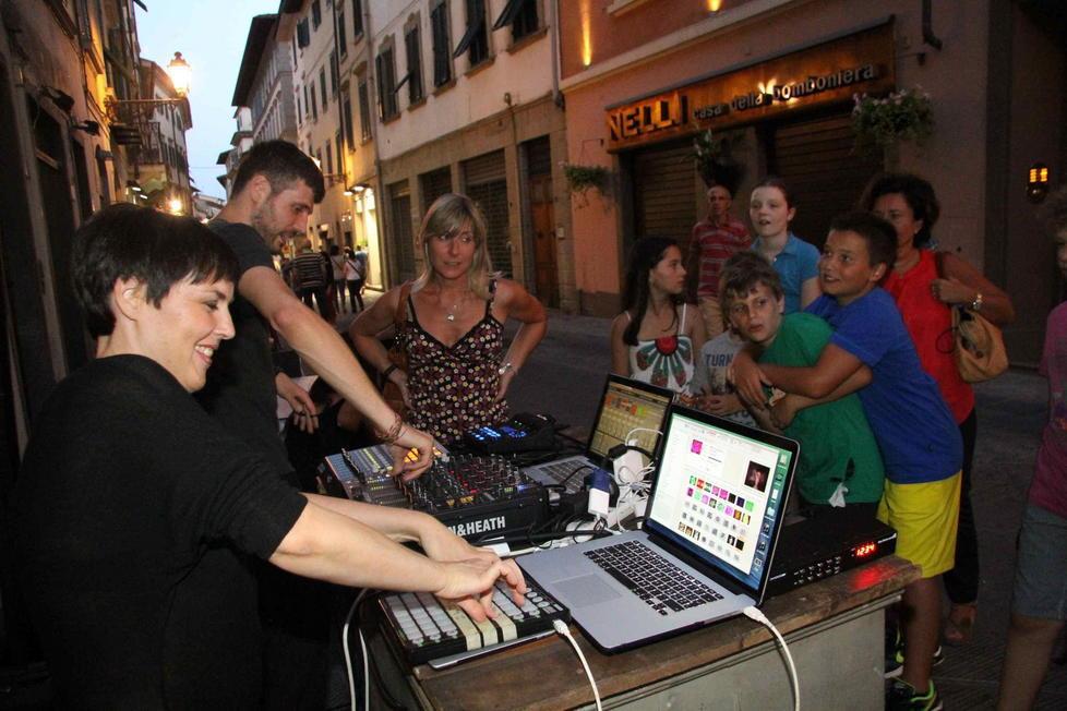 Giovedì sera di musica, ma solo un Dj set assordante 