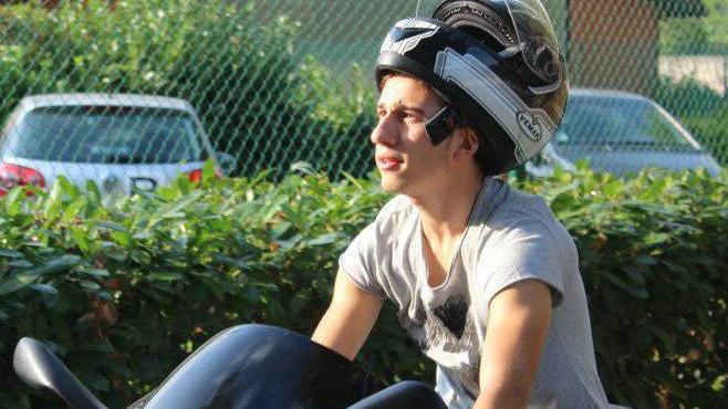 Si schianta con la moto: muore a 22 anni