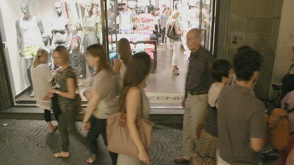 Shopping di notte, un avvio lento. Si punta tutto sui saldi
