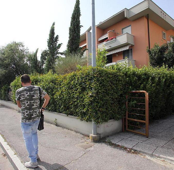 Blocca un ladro nel condominio ma viene aggredito da un complice 