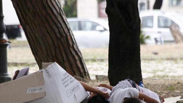 Piazza D’Azeglio: un giaciglio su prato e panchine