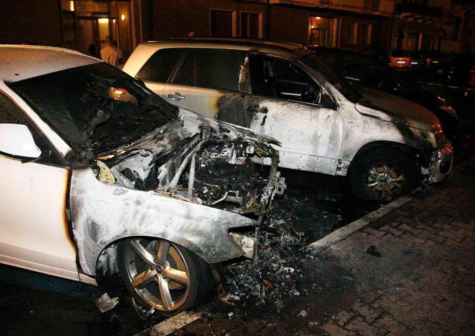 A fuoco due macchine parcheggiate in via Roma