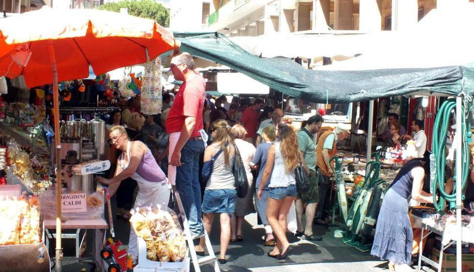 Mercato in piazza con più di 140 banchi e fuochi d’artificio
