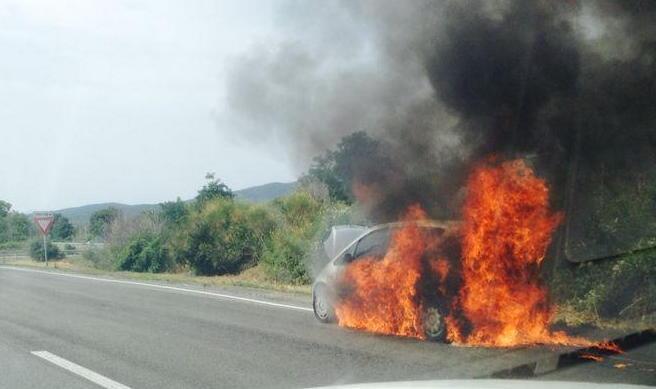 Auto prende fuoco sull’Aurelia