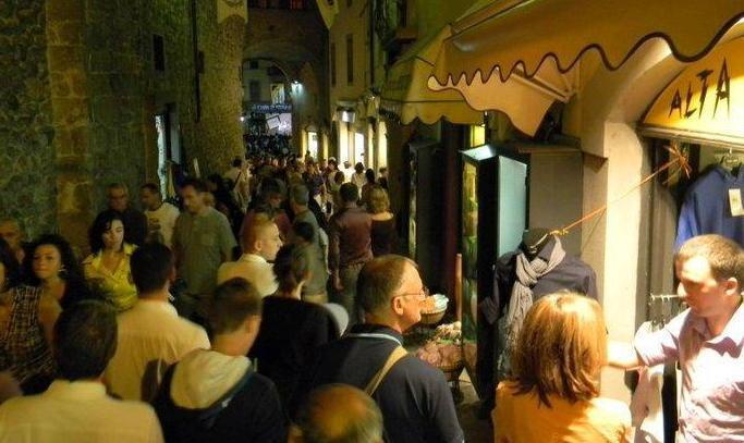 Commercio, da oggi via ai saldi estivi