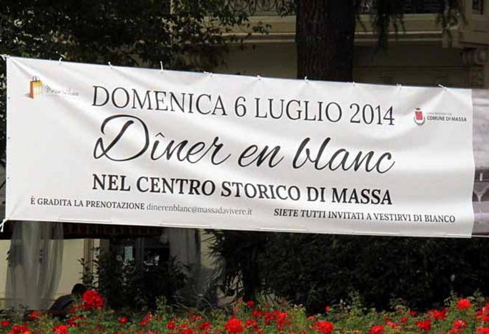 Tutti vestiti di bianco per la cena nel centro 