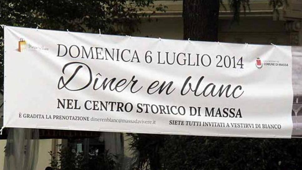Tutti vestiti di bianco per la cena nel centro