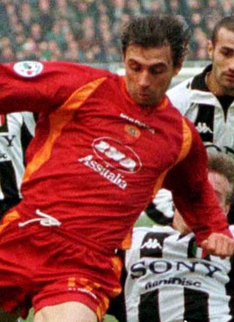 Un buon attaccante di fascia poi dal 2008 inizia ad allenare 