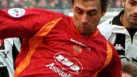 Un buon attaccante di fascia poi dal 2008 inizia ad allenare