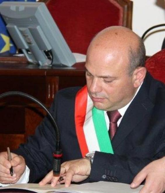 Il sindaco: basta distinzioni e strascichi di campagna elettorale
