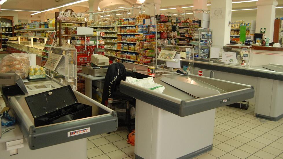 Aprono la cassaforte e fuggono con 14mila euro 
