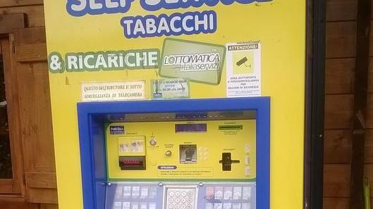 Doppio furto in piazza: calci per svuotare le macchinette