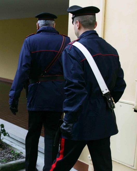 Lo mandano ai domiciliari ma i familiari lo rifiutano