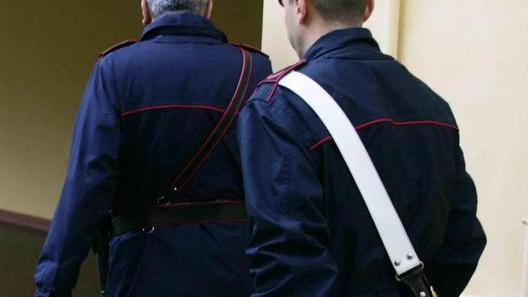 Lo mandano ai domiciliari ma i familiari lo rifiutano