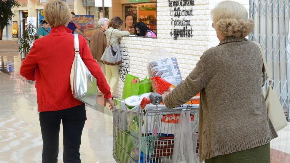 Carrelli sempre più leggeri soffrono anche i discount