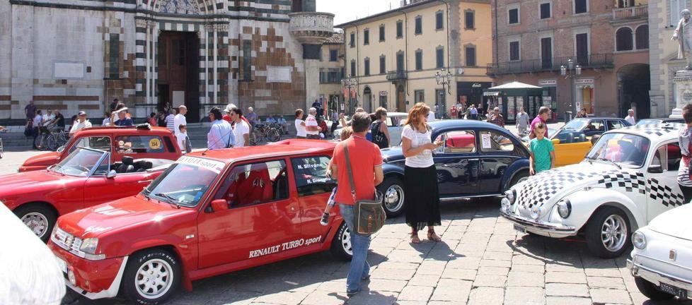 Auto e moto d’epoca, a Prato sfila il “serpentone” di gioielli storici 