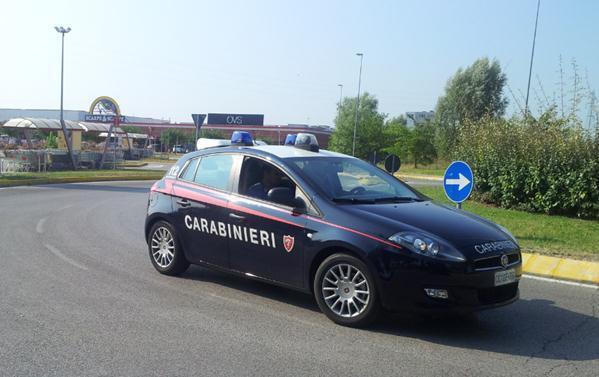 auto dei carabinieri in servizio
