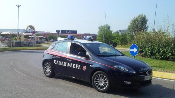 auto dei carabinieri in servizio