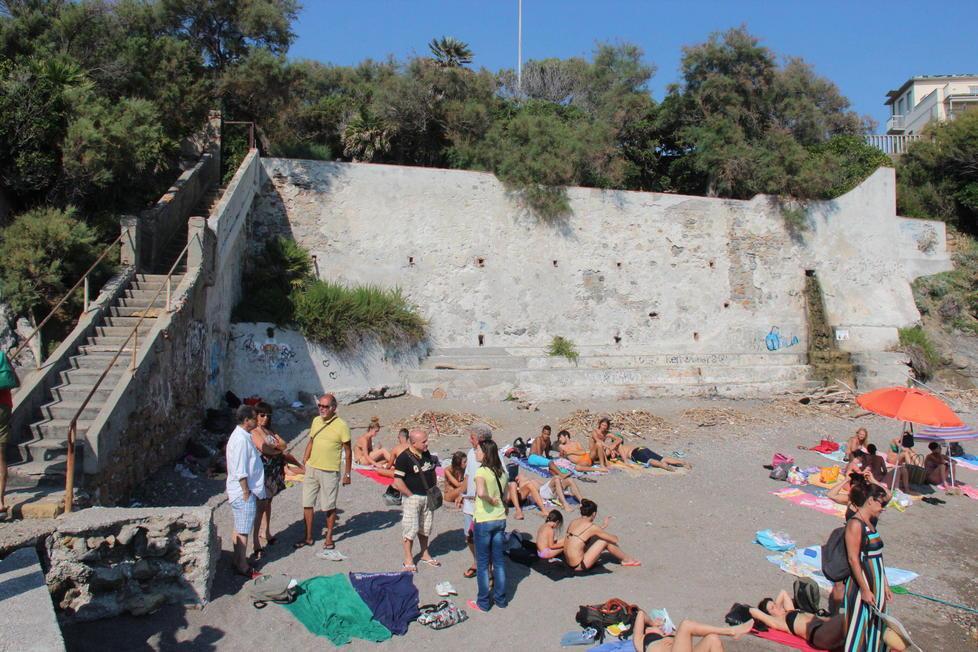 Muore per arresto cardiaco in spiaggia al Pendola 