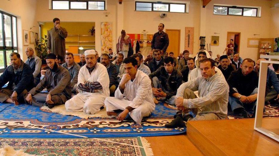 Una moschea alla stazione: prima un referendum