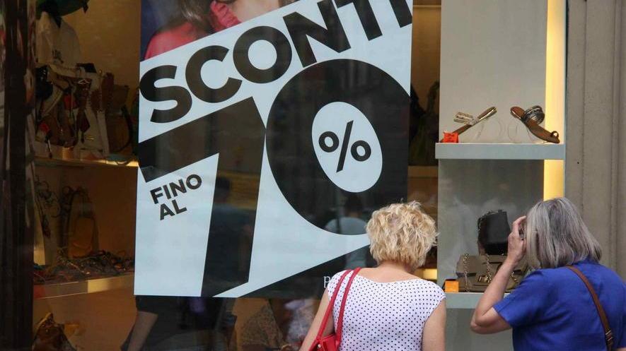 Partenza sottotono per i saldi estivi