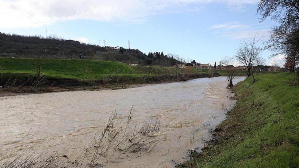 Auto sotterrate vicino al fiume scoperta discarica abusiva