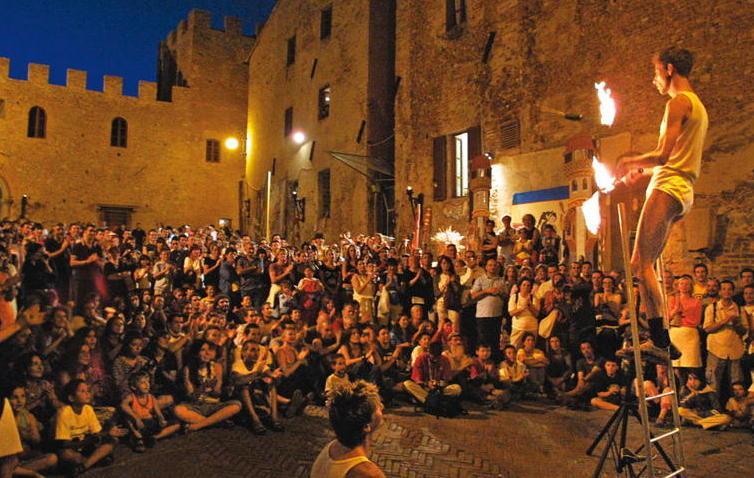 Al top il Museo Leonardiano e il borgo alto di Certaldo