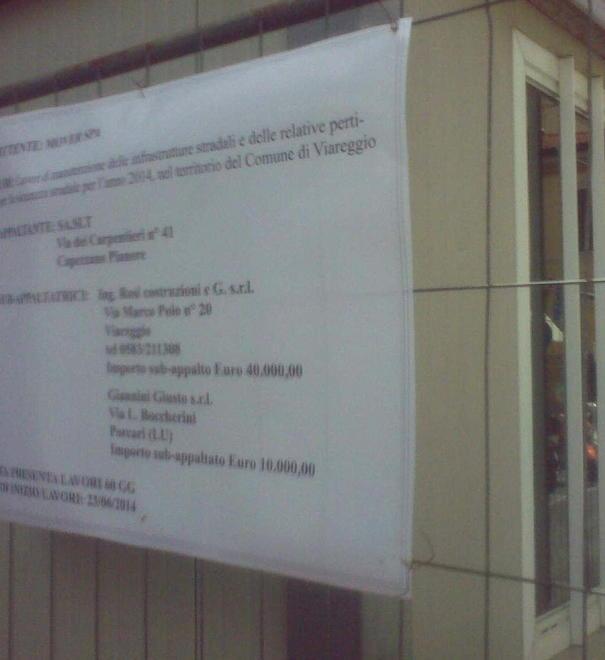 In via Cavallotti cartellonistica non a norma 