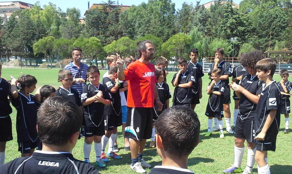 Del Rey e Protti in campo con i bambini
