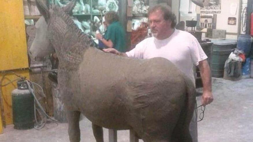 La statua in onore del ciuco fa litigare il paese