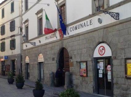 Strada piena di buche Firme per Collevergari 