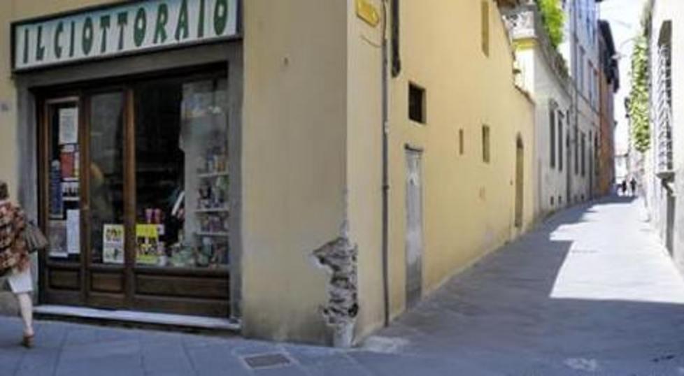 Non c’è più il paracarro in via S. Croce