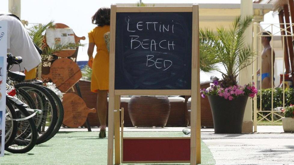 Boom in spiaggia dei lettini low cost per attirare i giovani