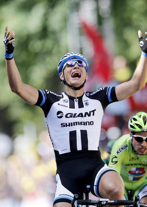 Via al Tour: Cavendish cade, Kittel ringrazia