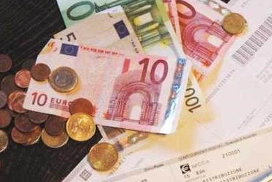 Tasse, luglio amaro: è l’ora dei rifiuti 