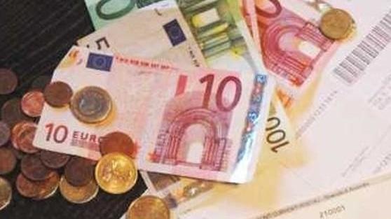 Tasse, luglio amaro: è l’ora dei rifiuti