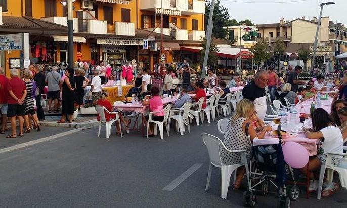 Tutti a tavola lungo il viale 