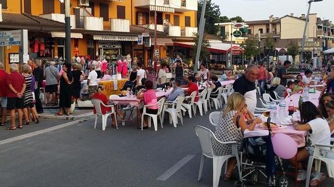 Tutti a tavola lungo il viale