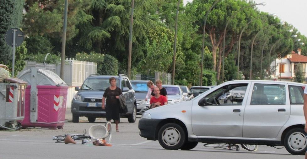Guida ubriaca e investe due ciclisti 