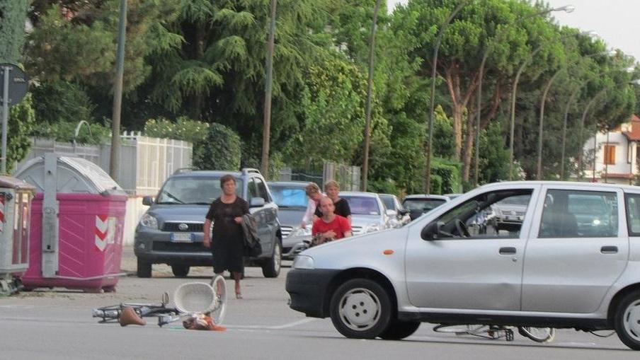 Guida ubriaca e investe due ciclisti
