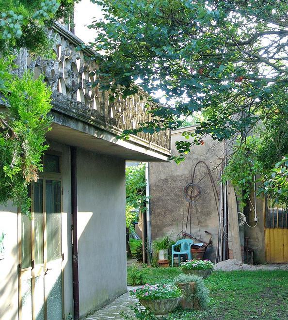 Cade dal tetto per sistemare le tegole 
