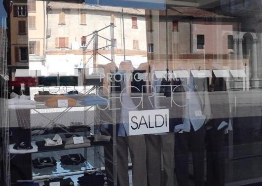 Saldi, primi affari in città per i prezzi con lo sconto 