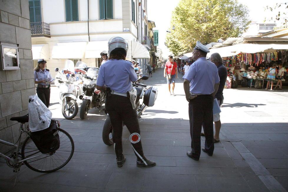 Tenta di rubare una maglietta, parapiglia al mercato 