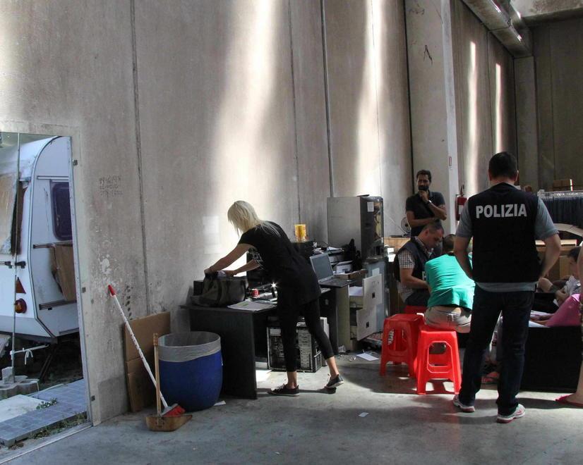 Prato, controllo in un capannone cinese: roulotte come dormitori 