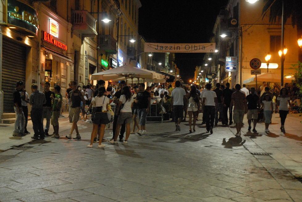Chiasso sotto casa, butta acqua sui clienti di un bar 