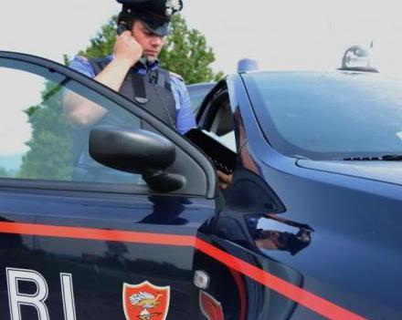 Litiga con la commessa all’alimentari, poi picchia i carabinieri 