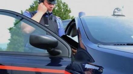 Litiga con la commessa all’alimentari, poi picchia i carabinieri
