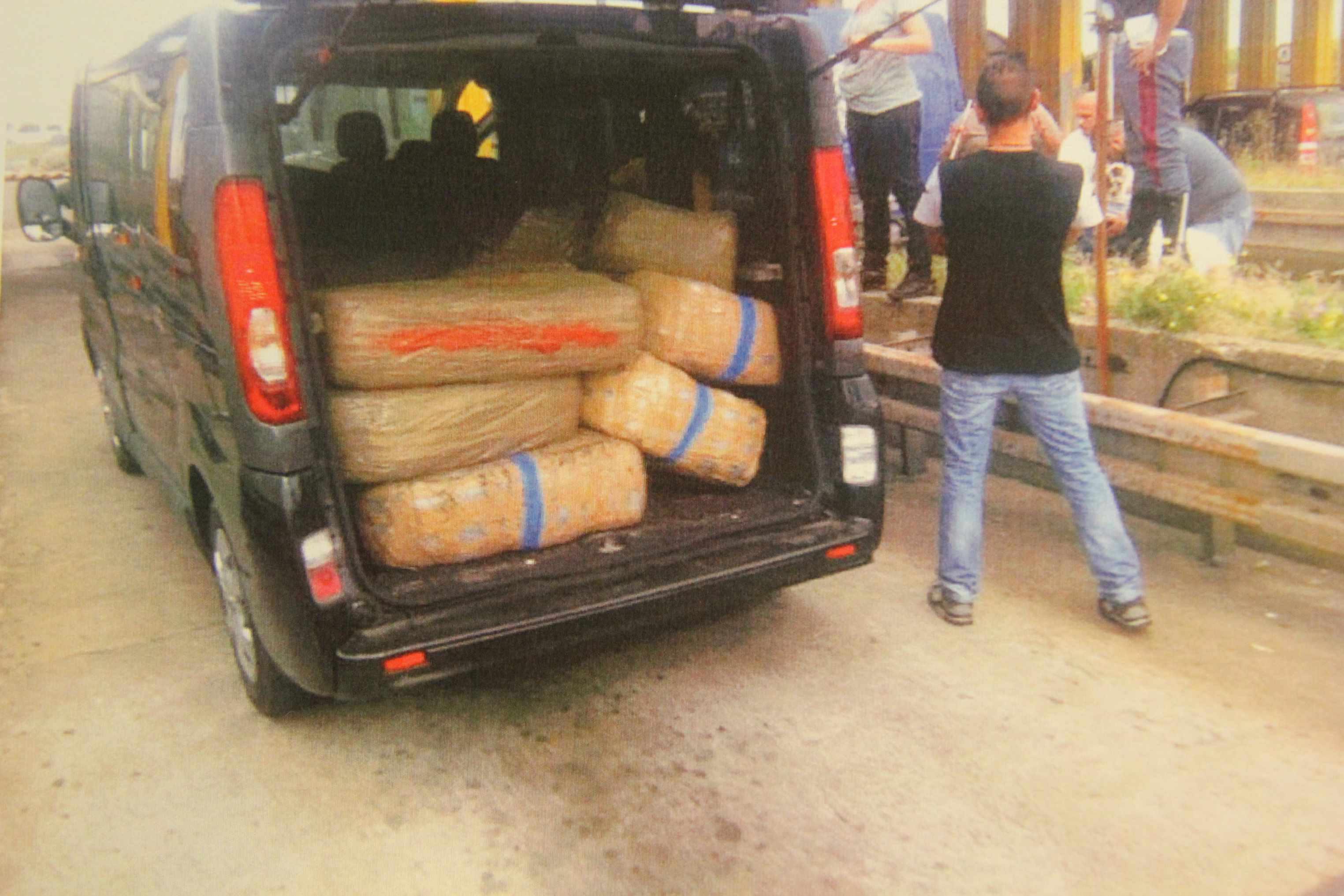 Sequestrate oltre due tonnellate di marijuana: cinque arresti 