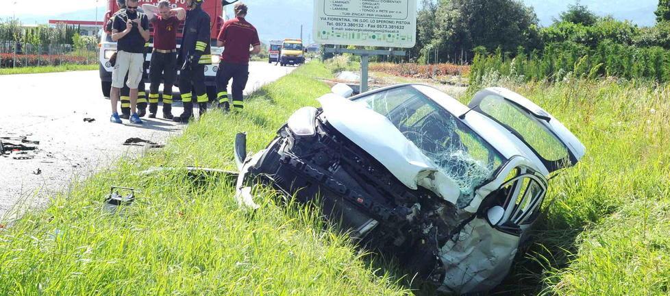 Auto nel fosso in via Nuova Pratese 