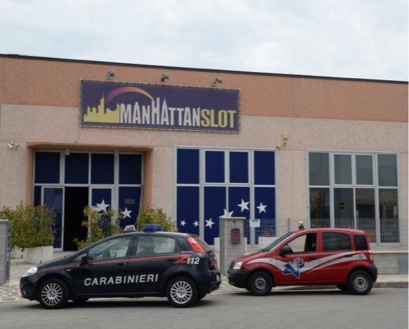Rapina alla sala slot a Cascina 